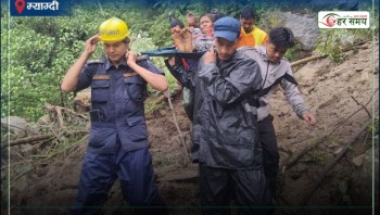 घरमाथिबाट पहिरो खस्दा वृद्धको मृत्यु, तीन जनाको जीवित उद्धार