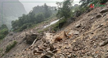 इकोमा पहिरो गएसँगै तातोपानी नाका बन्द, व्यवसायी भन्छन्,‘व्यवसायी मरेको मरेइ सरकार हेरेको हेरेइ’ [भिडियो]