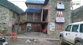 पातारासी गाउँपालिकामा करार शिक्षकले लगाए ताल्चा