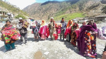 ज्येष्ठ नागरिकप्रति सम्मान : छायानाथ रारा नगरपालिकाद्वारा न्यानो कपडा वितरण