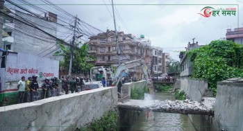 काठमाडौं महानगरले कालीमाटी र कुलेश्वर क्षेत्रका पुलमा चलायो डोजर