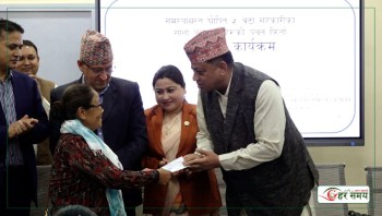 समस्याग्रस्त पाँच सहकारीका बचतकर्ताको बचत फिर्ता सुरु, पहिलो चरणमा ४२ जनाले पाए रकम