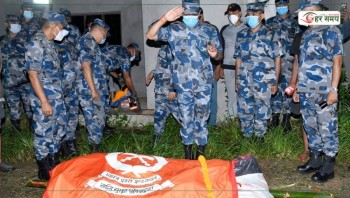 बाढीमा ज्यान गुमाएका प्रहरी जवान कुँवरको परिवारलाई महानिरीक्षक पौडेलको समवेदना