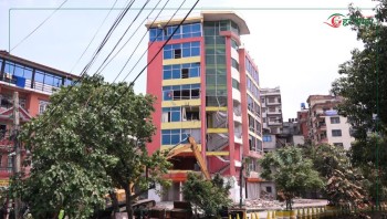  धोवीखोला किनारमा रहेको सात तले भवनमा डोजर चल्यो