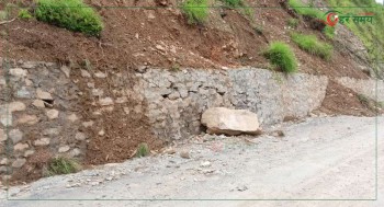 निर्माण नसकिँदै भत्कियो पर्खाल, गुणस्तरहीन काम गरेको आरोप 
