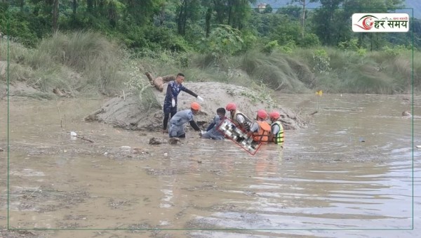 नुवाकोट महादेवफाँटमा शव व्यवस्थापन गर्दै सशस्त्र प्रहरीको टोली 