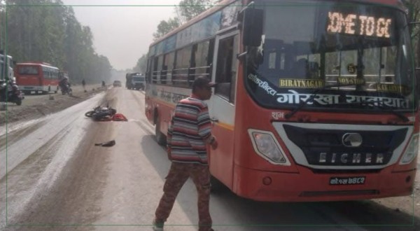 इटहरीका बसले मोटरसाइकललाई ठक्कर दिँदा दिदीको मृत्यु, भाइ गम्भीर घाइते 