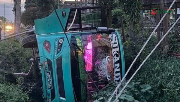 काठमाडौंबाट वीरगन्जका लागि छुटेको बस दुर्घटनाग्रस्त
