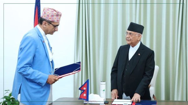 काठमाडौं विश्वविद्यालयका नवनियुक्त उपकुलपतिको शपथ