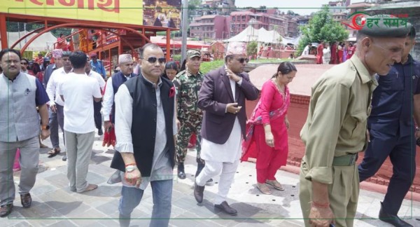 मन्त्री पाण्डेले पशुपतिनाथको दर्शनमा पुगेका भक्तजनहरुसँग भेटे