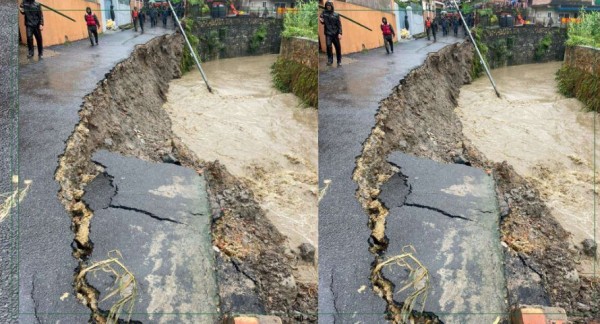 काठमाडौंको करखुसी खोला छेउमा पहिरो, सडक भासियो