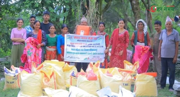 बाजुराको बुढीगङ्गाका गरिब तथा विपन्न घरपरिवारलाई खाद्यान्न वितरण