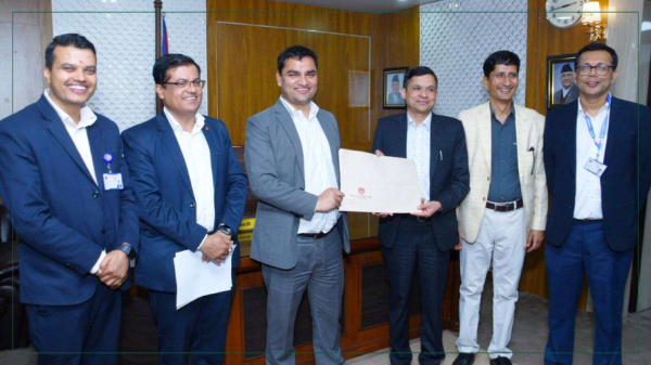 स्वास्थ्य बीमा बोर्डका अध्यक्षमा थापालाई मन्त्री खुवाए शपथ