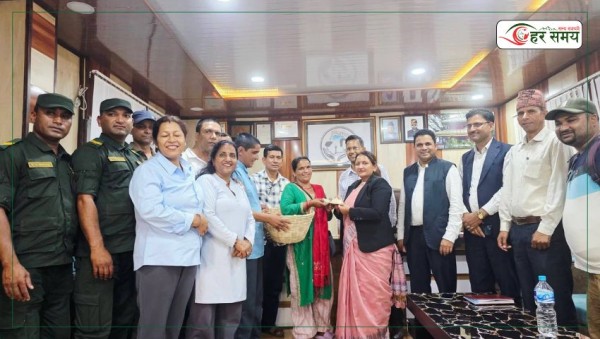 प्रहरीले काफल सडकमा पोखे, मेयरले कार्यकक्षमा बोलाएर माफी माग्दै सहयोग गरिन्