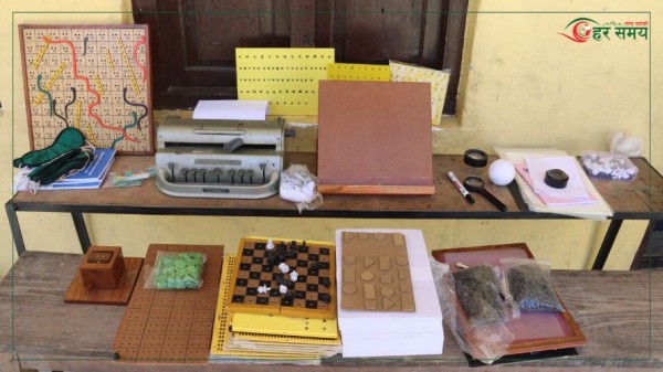 मुगुका शिक्षक ब्रेल लिपि बाह्रखरी अक्षर सिक्दै