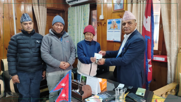 ६८ वर्षपछि पहिचान: बोल्न नसक्ने वृद्धाले नागरिकता पाएपछि खुशीको आँसु