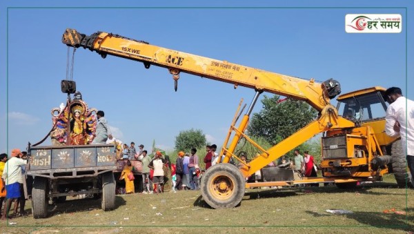 दानव नदीमा क्रेनबाट दुर्गा मूर्ति विसर्जन, दुर्घटना रोक्न रामजितको निजी पहल