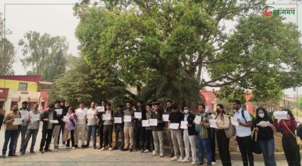 विद्यार्थीहरूले घेरे चिकित्सा शिक्षा आयोग,  सिट घटाउने निर्णयप्रति आक्रोश