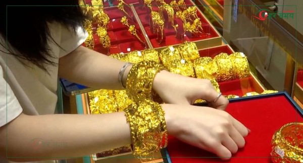 चीनमा विवाहको सिजन : सुन पसलहरु ग्राहकले भरिए