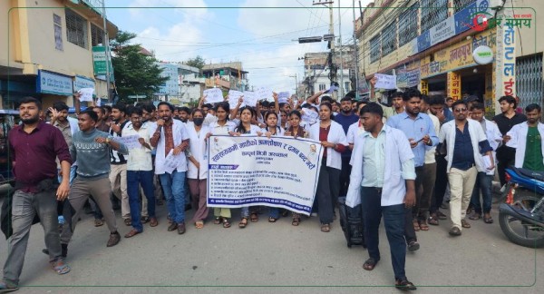 ‘१२ हजार तलबले घर चल्दैन’ भन्दै धनुषाका निजी अस्पतालका स्वास्थ्यकर्मीहरु आन्दोलित