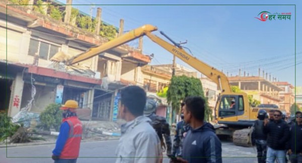 सडक विस्तार गर्न हेटौंडामा बिहानैदेखि डोजर