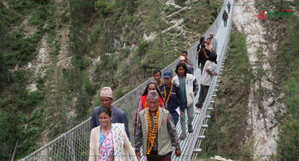 मुगुको मालुगाडमा झोलुङ्खे पुल निर्माण खुशीयाली (भिडियोसहित)