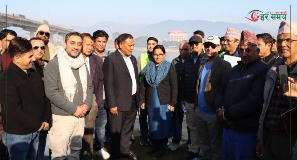 मन्त्री घिसिङले गरे नारायणी नदीमा निर्माण सुरु भएको सिग्नेचर ब्रीजको निरीक्षण