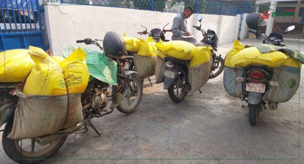 २२ बोरा रासायनिक मलसहित चार मोटरसाइकल प्रहरी नियन्त्रणमा