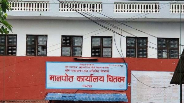 मालपोत कार्यालय भरतपुरमा ‘रातो स्टिकर’