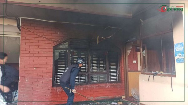तोडफोडपछि राजावादीहरूले गरे नेकपा एसको केन्द्रीय कार्यालयमा आगजनी