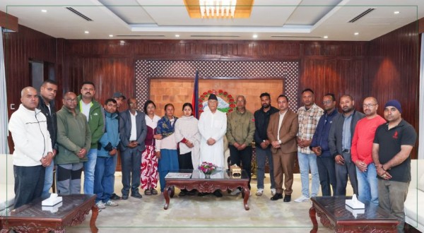 प्रधानमन्त्रीसँग पत्रकार रजकका परिवारको भेट