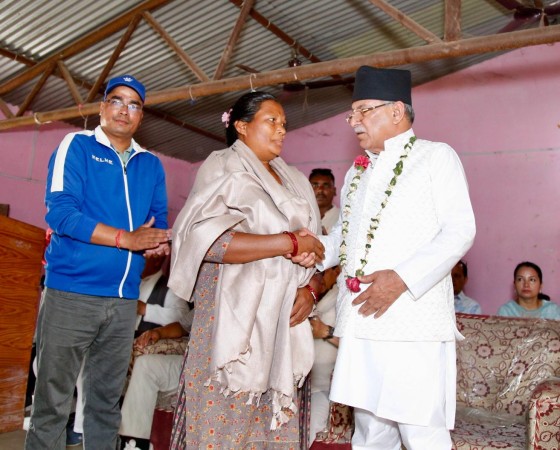 प्रचण्डद्वारा सहिद परिवारलाई सम्मान, विष्णु कुमारी लामिछाने पार्टीमा प्रवेश