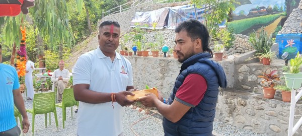 क्यान्सर पीडित बालिकाको उपचारका लागि प्रहरीले गर्‍यो आर्थिक सहयोग