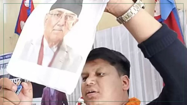 राप्रपाको युवा संगठनको कार्यक्रममा जलाइयो प्रचण्डको तस्वीर