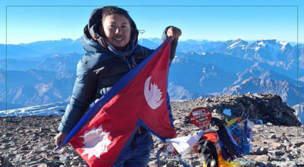 दक्षिण अमेरिकी महादेशको उच्च शिखरमा प्रकाशराजले फहराए नेपाली राष्ट्रिय झन्डा