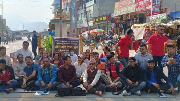 पत्रकार सुरेश रजकका हत्यारालाई कारबाहीको माग गर्दै रामेछापमा धर्नामा