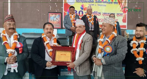  नेपाल पत्रकार महासंघ सिन्धुपाल्चोकका पूर्व सभापति ॠषिराम पौडेल सम्मानित