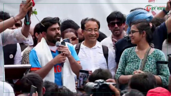 कक्रोज जनता पार्टीको आन्दोलनमा सहभागी भए अभियन्ता सोनम वाङचुक