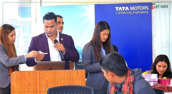 वेस्टर्न मोटर्सले आफ्ना ग्राहकलाई दियो आईफोन १६ उपहार