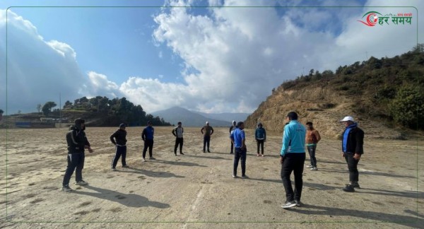 खेलकुद शिक्षकलाई एथलेटिक्स विधाका खेल सिकाउँदै उमाकुण्ड गाउँपालिका