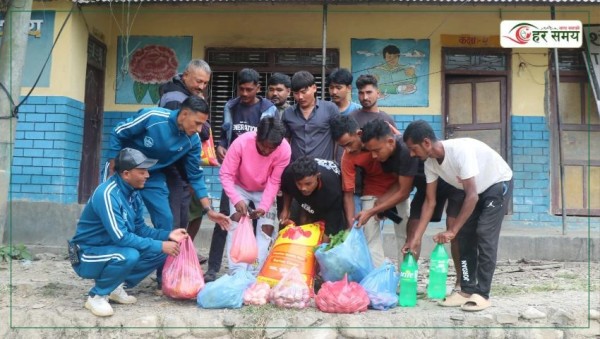 दशैंमा भोकै परेका अलपत्र मजदुरलाई नगरपालिकाले दियो मासुसहित खाद्यन्न 