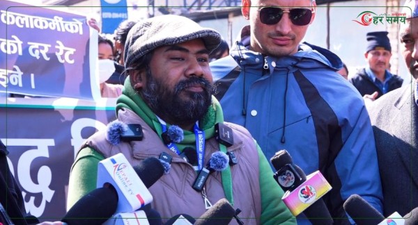 युवराज सफल द्वारा ललित कला प्रज्ञा प्रतिष्ठानको भ्रष्टाचार विरुद्ध विरोध पदर्शन