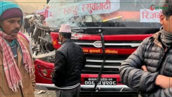 दुई यात्रुवाहक बस एकआपसमा ठोक्किँदा एक जनाको मृत्यु