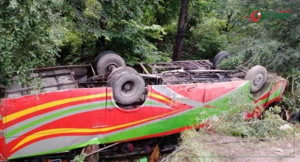 धनगढीबाट काठमाडौँतर्फ आउँदै  गरेको यात्रुवाहक बस दुर्घटना, ३६ जना घाईते