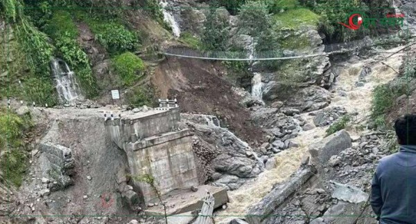 एक वर्षसम्म पनि  अँधेरी खोलाले बगाएको पुल नबन्दा सर्वसाधारण जोखिममा