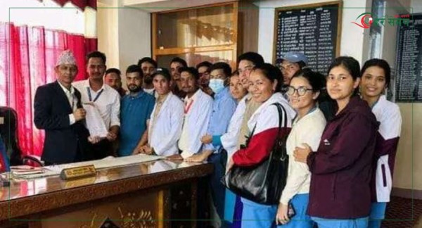 चाडपर्व भत्ता पाउनुपर्ने माग गर्दै  बाजुरामा अस्पतालमा कार्यरत कर्मचारीले बुझाए ज्ञापन पत्र