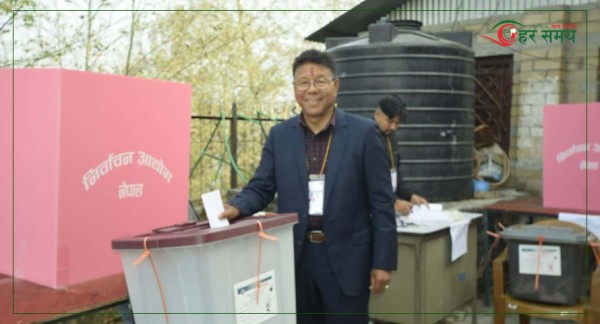 सिन्धुपाल्चोक–२ मा काँग्रेस उम्मेदवार बंशलाल तामाङद्वारा मतदान