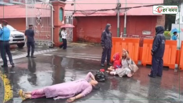 गृह मन्त्रालय छिर्न नपाएपछि सिंहदरबार गेटमै पानीमा सुते निहारिका र बिनु