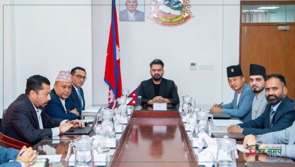 मन्त्रिपरिषद् बैठक जारी