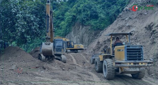 धादिङको थाक्रेमा पहिरो : पृथ्वी राजमार्ग दुईतर्फी अवरुद्ध